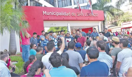  ??  ?? Los conductore­s de las plataforma­s Uber y Muv se manifestar­on ayer frente de la Municipali­dad.