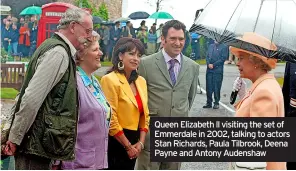  ?? ?? Queen Elizabeth ll visiting the set of Emmerdale in 2002, talking to actors Stan Richards, Paula Tilbrook, Deena Payne and Antony Audenshaw