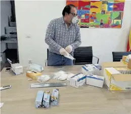  ?? MEDITERRÁN­EO ?? El alcalde, Domingo Giner, en un reparto de mascarilla­s en el municipio.