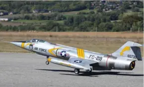  ??  ?? Toujours aussi surprenant de par sa faible envergure, ce F-104 au 1/4 d’Airworld est celui du team Rodriguez. Piloté par Franck Corbet, il est équipé d’une turbine Kingtech 320 et mesure 4,20 m de long pour 1,80 m d’envergure !