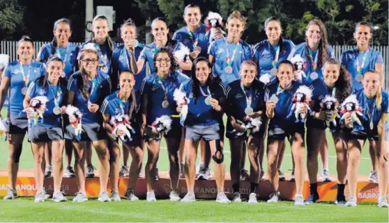  ?? CORTESÍA CON ?? Las muchachas se vinieron con la medalla de plata, pero se ganaron una vez más el cariño de todos los ticos.