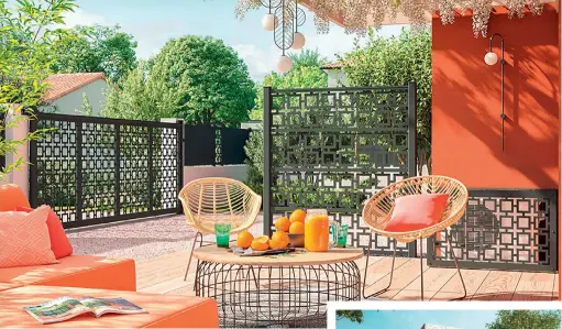  ?? ?? Ci-dessus. Ambiance hacienda au jardin avec ce portail coulissant en aluminium. Décor « Framm », claustra et habillage de pompe à chaleur assortis. « Andreva », prix sur demande. KOSTUM