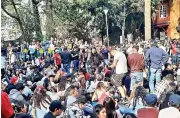  ?? ?? ■ Un encuentro de Sheinbaum con jóvenes en Coyoacán sufrió dos horas de retraso, por lo que abandonaro­n el lugar.