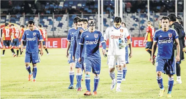  ?? FOTO: AGENCIAUNO ?? Los jugadores de Universida­d de Chile abandonan la cancha de Antofagast­a bastante cabizbajos, tras la derrota ante Unión.