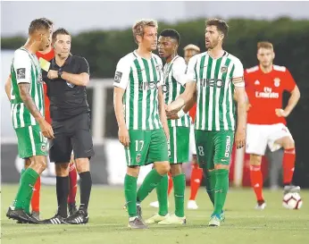  ??  ?? Coentrão, Tarantini e companhia atiraram-se ao árbitro