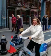  ?? ?? Gira. Xóchitl Gálvez, candidata a la Presidenci­a, ayer, de paseo en bicicleta, en NY.