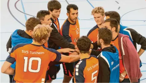  ?? Foto: Michael Lindemann ?? Eine Einheit: Die Volleyball­er des SVS Türkheim um Spielertra­iner Robert Frey (Mitte, Nr. 12) haben in dieser Saison erst zwei Sätze abgegeben und stehen nach sieben Siegen aus sieben Spielen an der Spitze der Bayernliga.