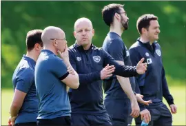  ?? ?? Steven Naismith prepares his Hearts side for the visit of Dundee today