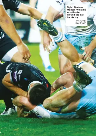  ?? PICTURE: Huw Evans ?? Fight: Reuben Morgan-Williams wrestles to ground the ball for his try