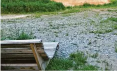  ?? Foto: Z. Schmid ?? Eine Station des Kettershau­ser Glückswegs ist die Sandgrube bei Mohrenhaus­en. An der Steilwand sind zahlreiche Nistlöcher von Uferschwal­ben zu sehen.