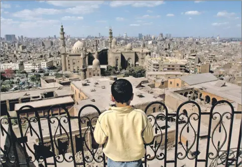 ?? )Getty( ?? طف ٌل قبالة صروح مملوكية في القاهرة، أبرزها جامع ومسجد السلطان حسن