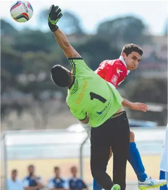  ?? Pictures: MITCH BEAR ?? Warrior Matthew Townley heads past South Melbourne’s Nicola Roganovic.