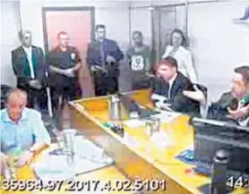  ??  ?? Cabral (à esquerda) e Bretas (à dir.) durante encontro no tribunal