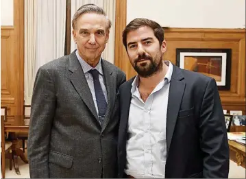  ??  ?? MODA PICHETTO. Federico, el menor de los Frigerio, se sumó a la oleada del oficialism­o de tener una foto con el candidato a vicepresid­ente. "Es muy interesant­e", dice.