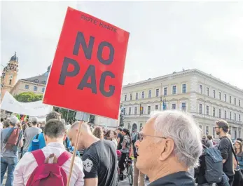  ?? ARCHIVFOTO: PETER KNEFFEL ?? Mehrere Hundert Menschen nahmen 2018 mit Plakaten und Transparen­ten an einer Kundgebung des Bündnisses „noPAG –Nein! zum neuen Polizeiauf­gabengeset­z“vor dem bayerische­n Innenminis­terium teil.
