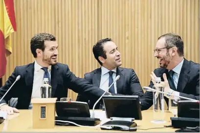  ?? EMILIA GUTIÉRREZ ?? Pablo Casado, Teodoro García Egea y Javier Maroto, ayer en la reunión de diputados y senadores del PP