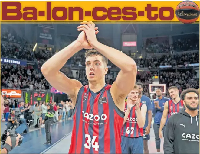  ?? ?? Daulton Hommes, gran protagonis­ta de la victoria del Cazoo Baskonia, agradece a la afición del Buesa Arena su apoyo para derrotar al Real Madrid.