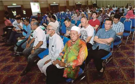  ?? PIC BY FARIZUL HAFIZ AWANG ?? Residents attending the bauxite mining standard operating procedure public hearing in Kuantan yesterday.