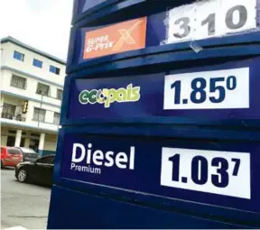  ??  ?? COSTO. Ayer aumentó en 12 centavos el precio de la gasolina súper.