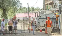  ?? BRUCE DEACHMAN ?? Workers and bikers were preparing the Hells Angels Nomads’ compound in Carlsbad Springs for this weekend’s Canada Run.