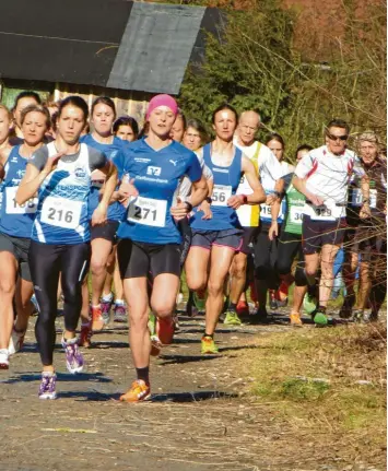  ?? Foto: Werner Friedel ?? Start zum Lauf der Frauen über 4200 Meter mit Christina Kratzer von der LG Zusam (Startnumme­r 271/rotes Stirnband) an der Spitze.