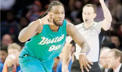  ??  ?? Jae Crowder, de los Celtics, reacciona luego de lograr un canasto de tres puntos durante la acción del partido de ayer ante los Knicks. Nueva York cayó derrotado ante Boston.