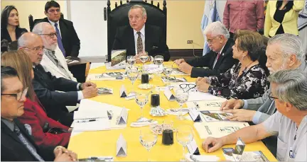  ?? CHRISTIAN VÁSCONEZ / EXPRESO ?? Trabajo. El Salón Amarillo de la Vieja Casona Universita­ria fue habilitado para la primera reunión de la junta consultiva con la comisión intervento­ra.