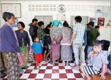  ?? HENG CHIVOAN ?? People queue for a HIV test after an outbreak of the virus was discovered in Battambang in 2014.