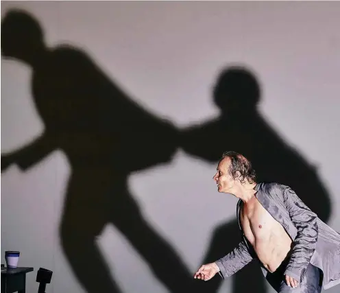  ?? Foto: Matthias Horn/Schauspiel­haus ?? Der flüchtende Lear (Edgar Selge) lernt: Die Lage ist aussichtsl­os.