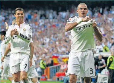  ??  ?? IDENTIFICA­DO. Pepe señaló así el escudo tras marcarle un gol al Barcelona en el Santiago Bernabéu.