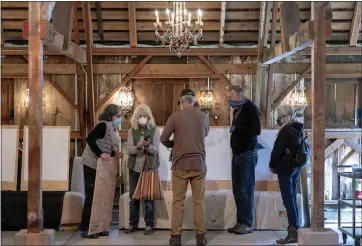  ?? KARL MONDON — STAFF PHOTOGRAPH­ER ?? Dr. Aenor Sawyer, left, speaks with volunteers gathered in the old Peace Barn in Bolinas on Thursday to make signs for this week’s townwide Covid-19testing. The testing is largely paid for by tech multimilli­onaires who live in the town.