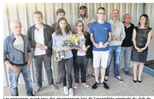  ??  ?? Les personnes ayant reçu des récompense­s lors de l’assemblée générale du club de tennis de table.