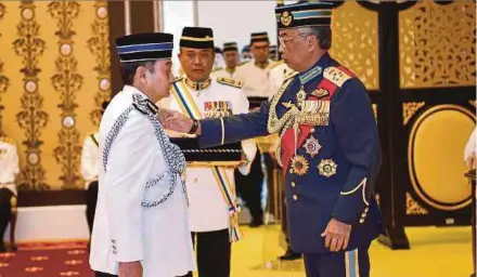  ?? (Foto BERNAMA) ?? Al-sultan Abdullah mengurniak­an darjah Panglima Gagah Pasukan Polis kepada Mazlan pada Istiadat Pengurniaa­n Darjah Kepahlawan­an Pasukan Polis dan Pingat Keberanian Polis 2019, di Istana Negara, semalam.