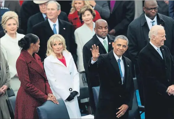  ?? JOE RAEDLE / AFP ?? Obama saluda la ceremonia. A su lado, Joe Biden y detrás, Hillary Clinton, el matrimonio Bush, Michelle Obama y Jill Biden