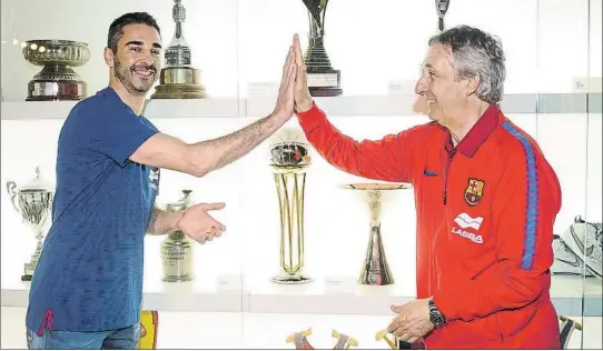  ?? FOTO: FC BARCELONA ?? Juan Carlos Navarro y Svetislav Pesic, en una imagen del día después de la conquista de la Copa del Rey en febrero ganando la final al Real Madrid