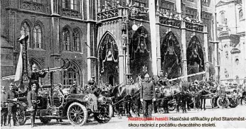  ??  ?? Nastoupení hasiči Hasičské stříkačky před Staroměsts­kou radnicí z počátku dvacátého století.