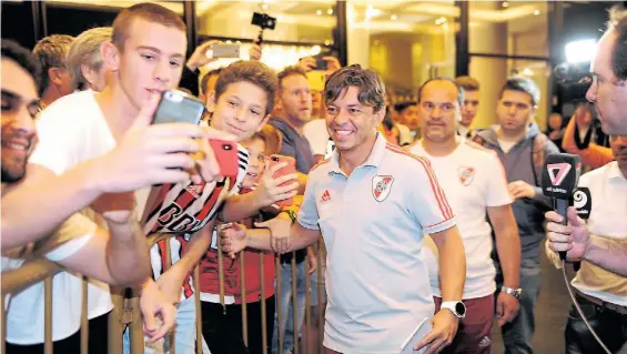  ?? JUANO TESONE ?? Bien cerca de la gente. Una multitud esperó a River en el hotel. Relajados, Gallardo y los jugadores salieron a saludar y a sacarse fotos.