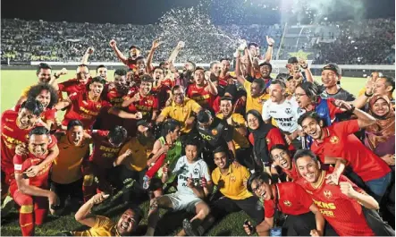  ?? ?? Joyful celebratio­n: Selangor players and officials rejoice after beating Terengganu 3-2 on aggregate to reach the malaysia Cup final.– Bernama