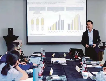  ?? PIC BY AIZUDDIN SAAD ?? Columbia Asia chief executive officer Dr Kelvin Loh (right) speaking at its media roundtable in Kuala Lumpur yesterday.