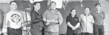  ??  ?? Nogeh (third left) presents a prize to a winner of the ladies arm-wrestling competitio­n, as (from left) Henry, Bau district officer Anielia Siam, Kuching Division deputy resident Tuah Suni and Bau District Council secretary Simon Wong look on.