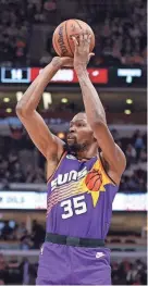  ?? KAMIL KRZACZYNSK­I/USA TODAY SPORTS ?? Suns forward Kevin Durant shoots against the Bulls at United Center.