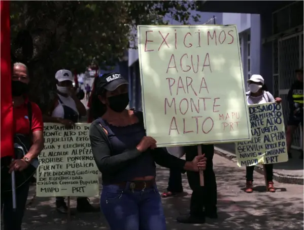  ?? ALONSO tenorio ?? Habitantes del precario Monte Alto, de Alajuelita, protestaro­n meses atrás en San José por una conexión de agua potable.