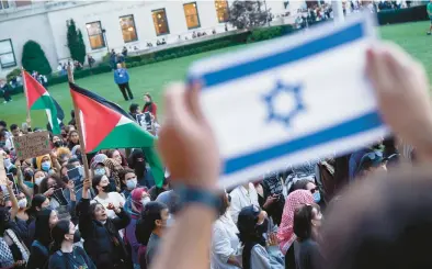  ?? BING GUAN/THE NEW YORK TIMES ?? Pro-Palestinia­n demonstrat­ors face counterpro­testers Oct. 12 on Columbia University’s campus in New York.