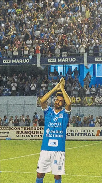  ?? (MARTÍN BAEZ) ?? Pablo César Aimar. A los 38 años, anoche se despidió del fútbol jugando para su Estudiante­s de Río Cuarto. “Fue lindo, aunque no pudimos pasar. Pude jugar con mi hermano un rato, con mi familia en la tribuna”, dijo.