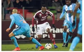  ?? (Photo AFP) ?? NGuette et Metz ont réussi le coup parfait face aux Marseillai­s.