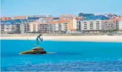  ??  ?? Playa de Silgar en Sanxenxo con una bandera azul