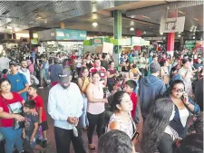  ?? ?? Gran cantidad de gente ayer en la Estación de Buses.