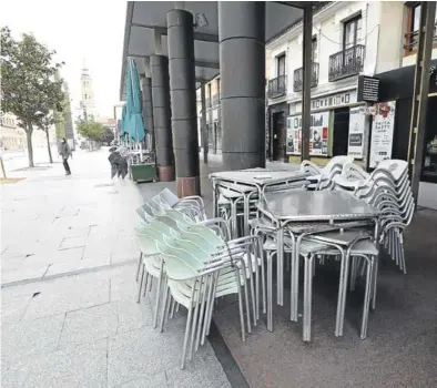  ?? ÁNGEL DE CASTRO ?? Un velador de una cafetería de la plaza del Pilar, ayer, totalmente recogido.