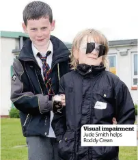  ??  ?? Visual impairment Jude Smith helps Roddy Crean