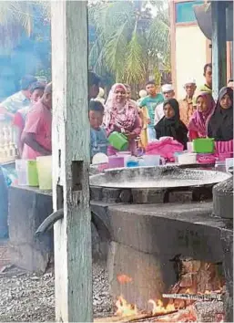  ??  ?? ORANG ramai mula menunggu seawal jam 3.00 petang.